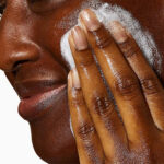 Creme-Moussante-Nettoyante-Hydratante-236ml---Application-Visage-2